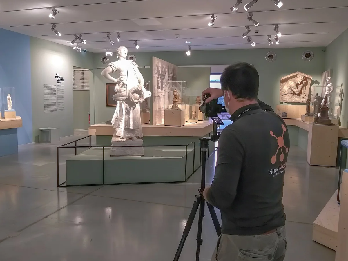Photographe VirtualMedia r&eacute;alisant la captation technique 360&deg; au mus&eacute;e Camille Claudel