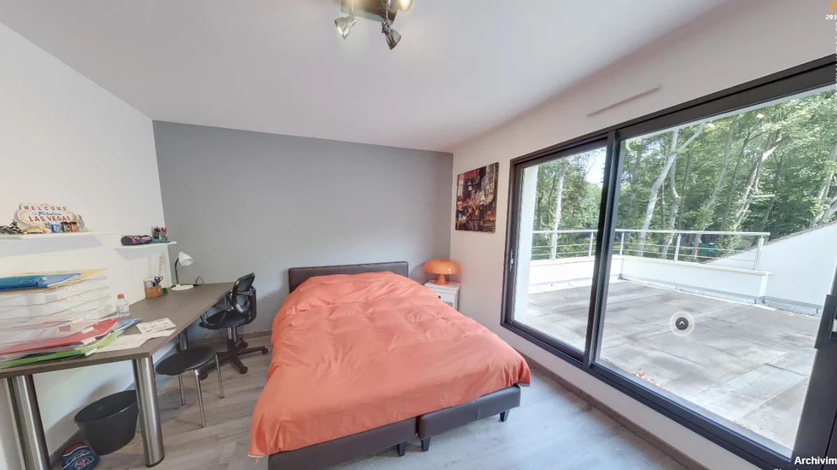chambre d'une maison architecturale ouverte sur une terrasse, en visite virtuelle 360°