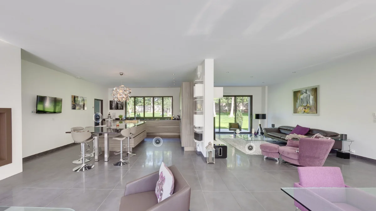 cuisine ouverte et salon d'une maison architecturale en visite virtuelle 360°